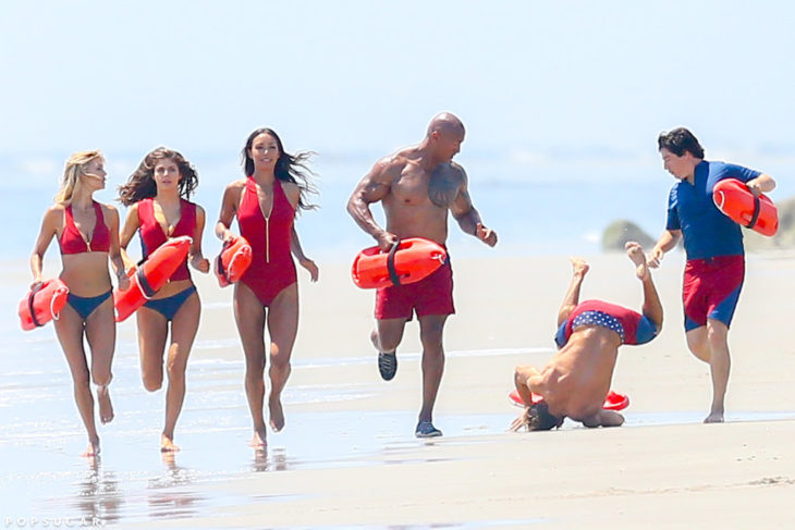 Foto de la caída de Zac Efron en una de las escenas de the Baywatch