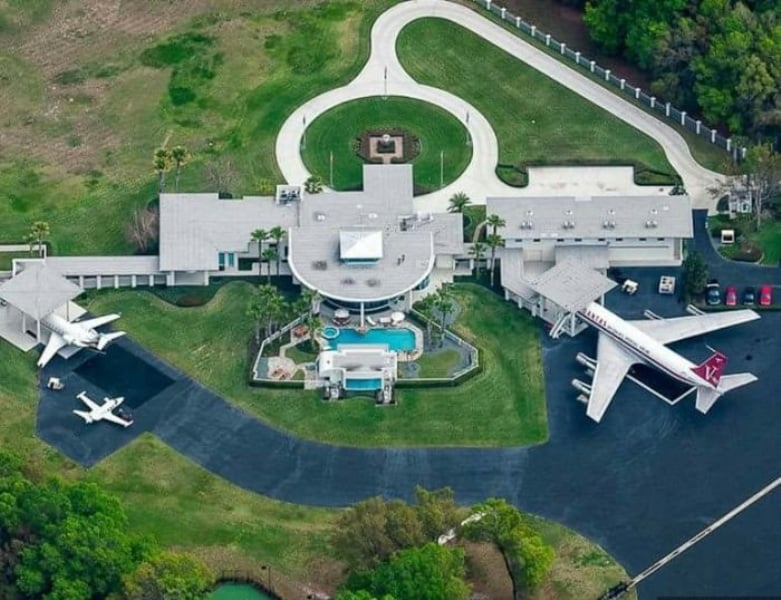 Conoce la lujosa y espectacular casa de John Travolta