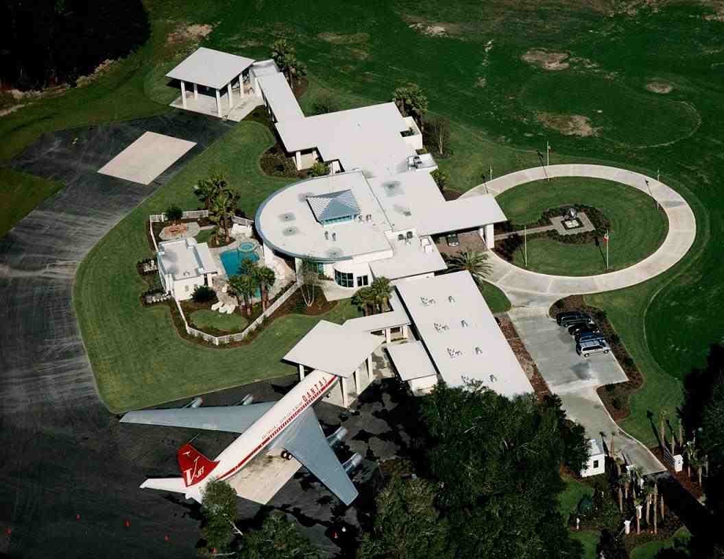 Conoce la lujosa y espectacular casa de John Travolta