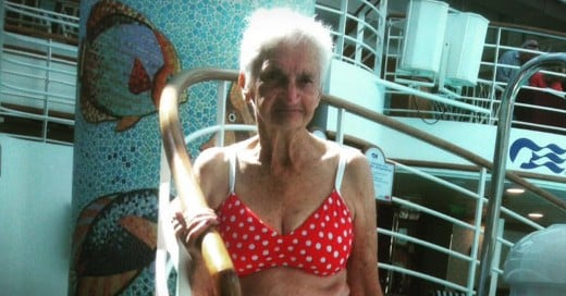 Abuelita con sexy bikini