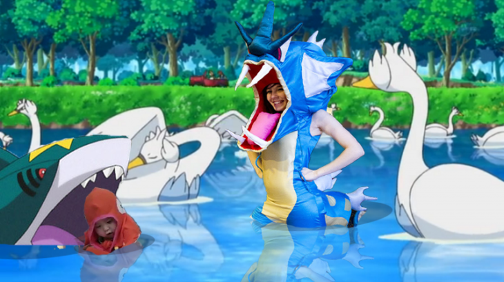 Chica vestida del pokemon Gyarados fue trolleada en Reddit y puesta en una escena de la caricatura rodeada de cisnes