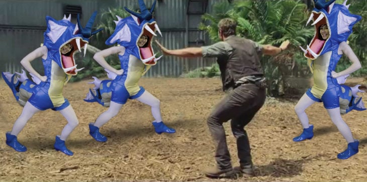 escena de Chris Pratt en la película Jurassic World controlando a la chica vestida del Pokémon Gyarados