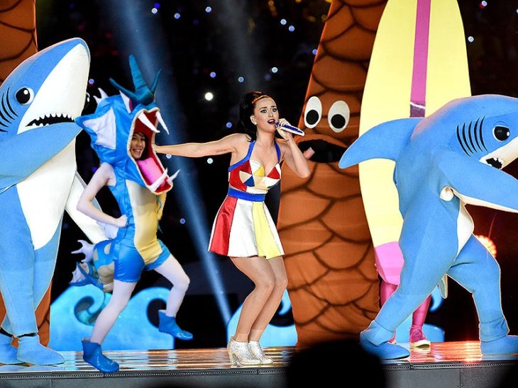 Chica vestida del pokemon Gyarados fue trolleada en Reddit y puesta en el escenario con Katy Perry 