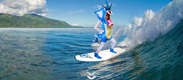 Chica vestida del pokemon Gyarados fue trolleada en Reddit y puesta en un escenario surfeando 