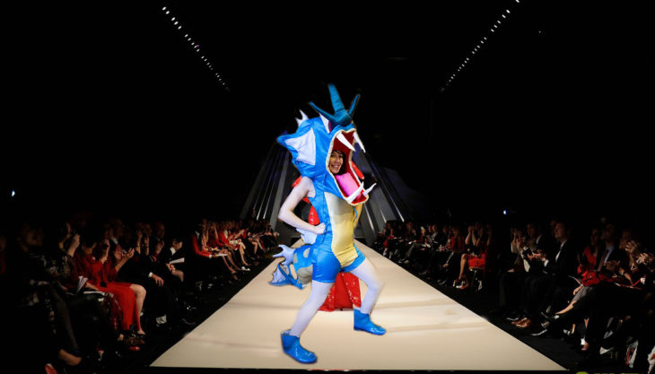 Chica vestida del pokemon Gyarados fue trolleada en Reddit y puesta en una pasarela de modas 