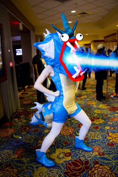 Chica vestida del pokemon Gyarados photoshopeada lanzando poderes 