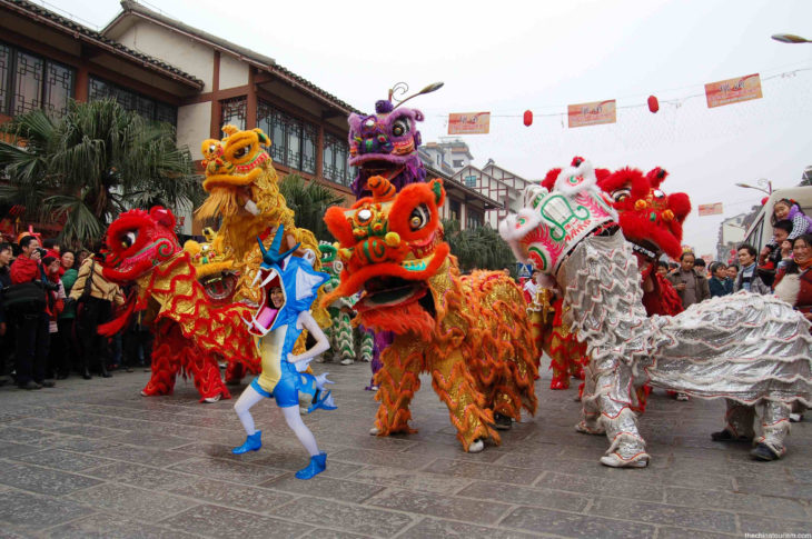 Chica vestida del pokemon Gyarados fue trolleada en Reddit y puesta en un desfile de dragones en China 