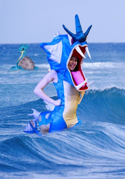 Chica vestida del pokemon Gyarados fue trolleada en Reddit y puesta en el mar con un pokémon 