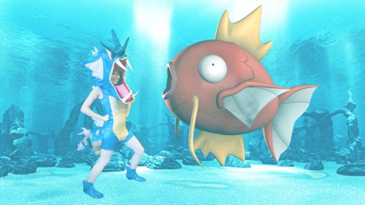 Chica vestida del pokemon Gyarados fue trolleada en Reddit sumergida en el mar frente a un pez pokémon 