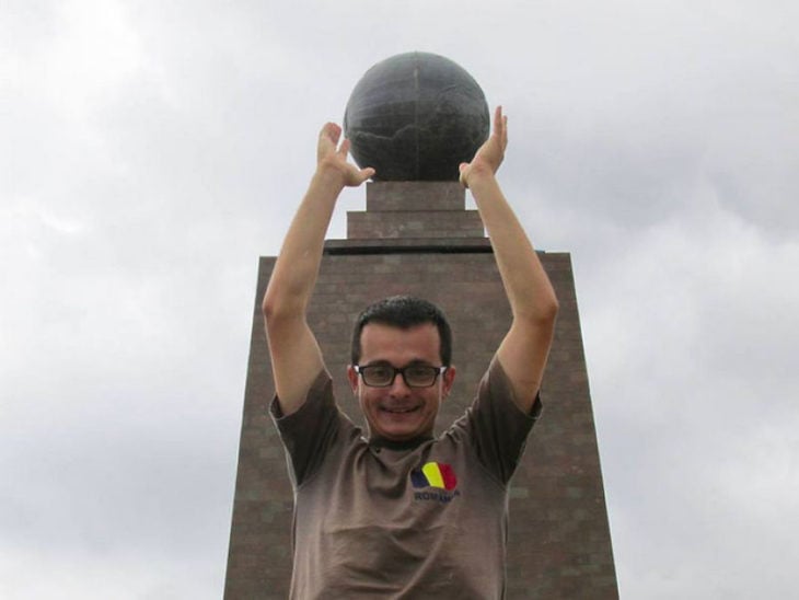 Timotei Rad en Ecuador, el monumento a la línea ecuatorial
