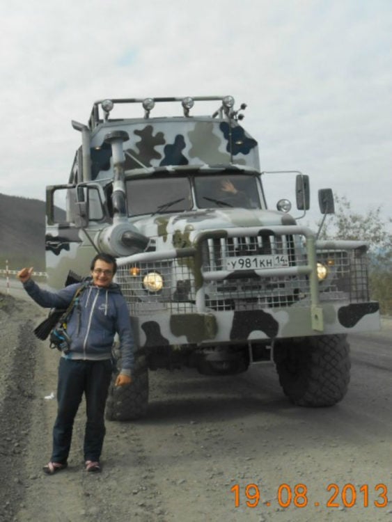 Timotei Rad pidiendo aventón a un camión del ejército ruso 