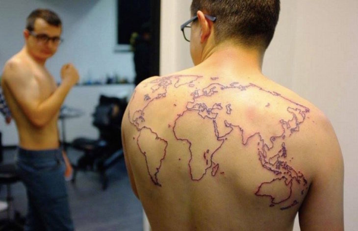 Tatuaje del mundo en la espalda de Timotei Rad 