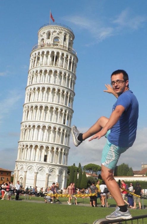 Timotei Rad se tomó la fotografía en la clásica pose con la torre de pisa 