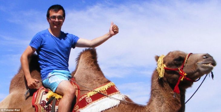 Timotei Rad se montó en un camello después de visitar el desierto en Mongolia