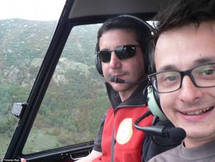 chico viajando sobre un helicóptero en Argentina 