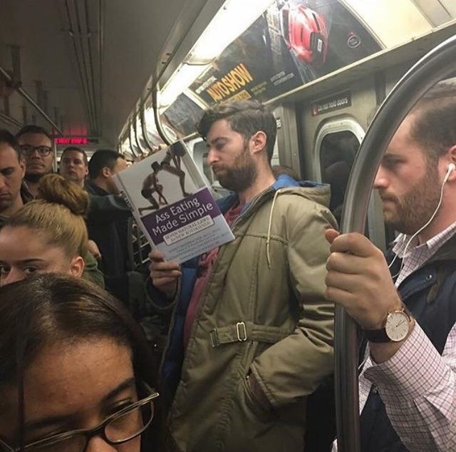 Scott Rogowsky chico que leyó libros divertidos falsos en un metro de Nueva York 