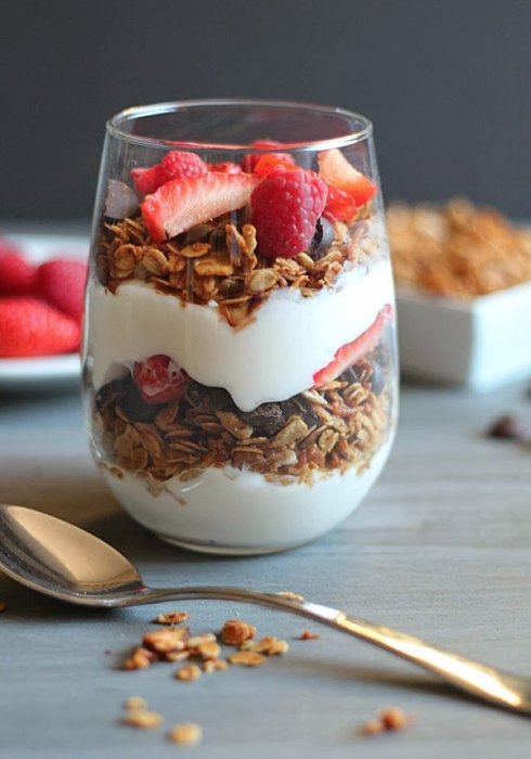 vaso con yogurt granola y fruta 