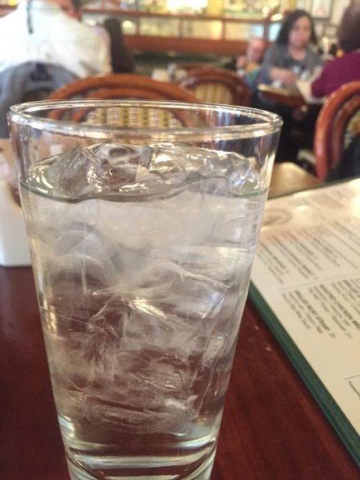 vaso de agua normal con hielo 