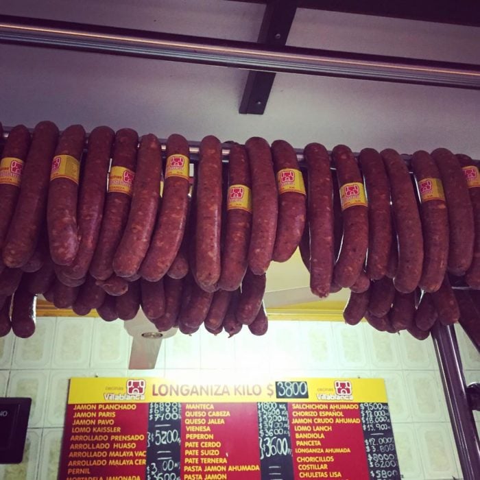 imagen de chorizos colgados en una carnicería 