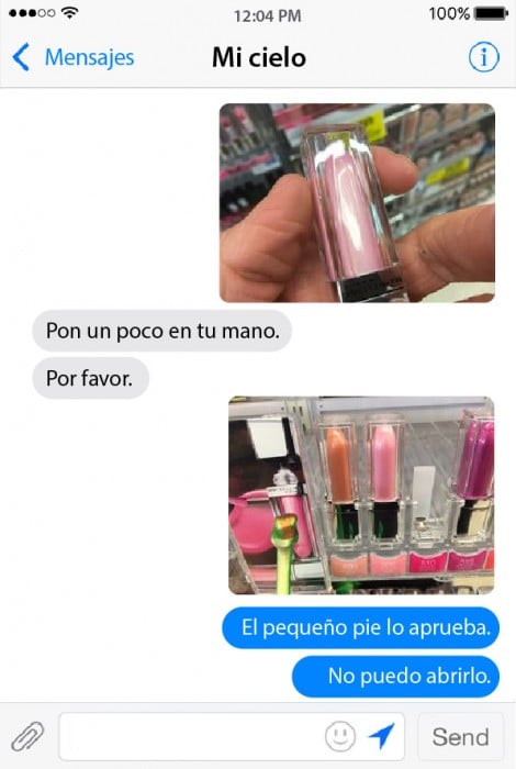 conversación de un chico con su novia mostrando los colores de un lipstick