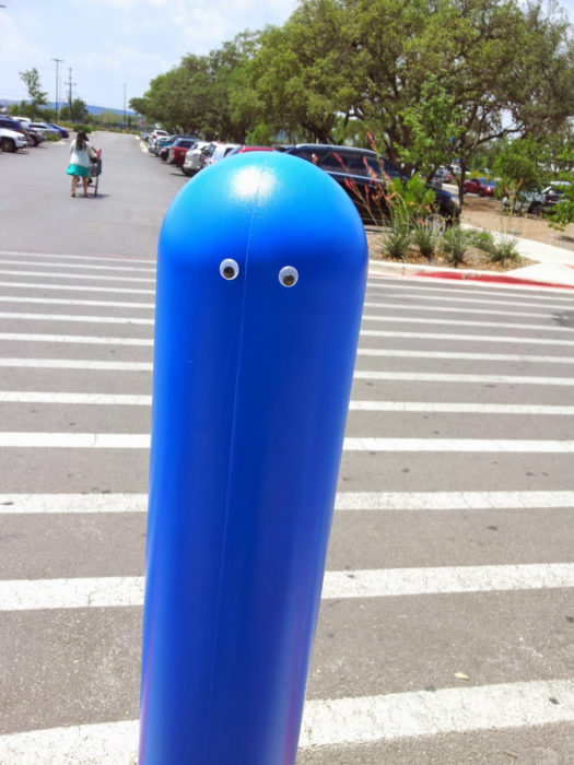 señalamiento de tránsito de color azul con ojos de plástico 