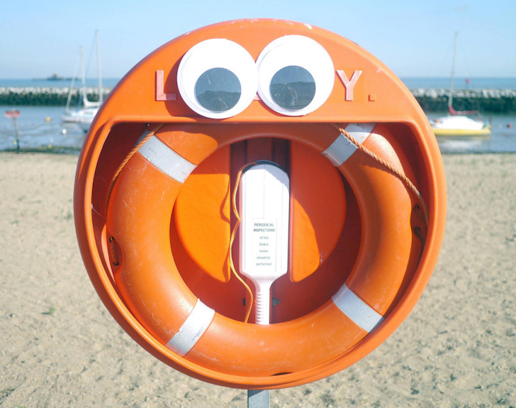 señalamiento en una playa con ojos de plástico 