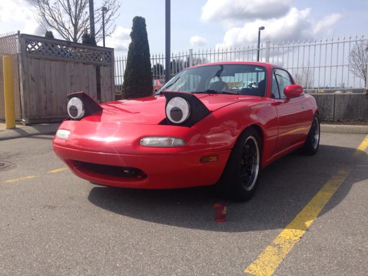 faros delanteros de un coche con ojos de plástico 