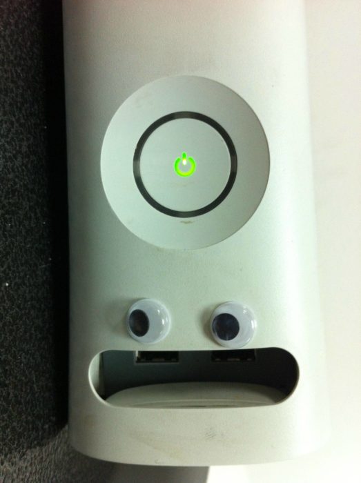 parte inferior de una consola de Xbox con ojos de plástico 