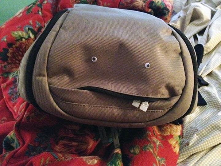mochila con dos ojos de plástico 