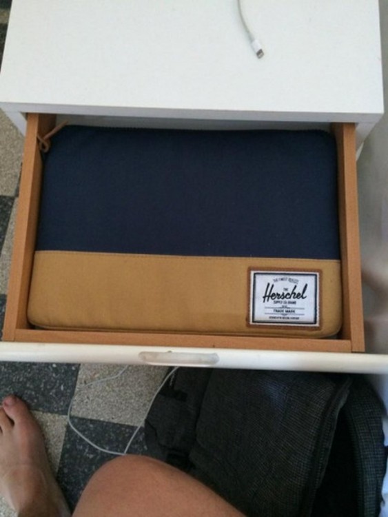 Funda Herschel encajada perfectamente dentro de un cajón 