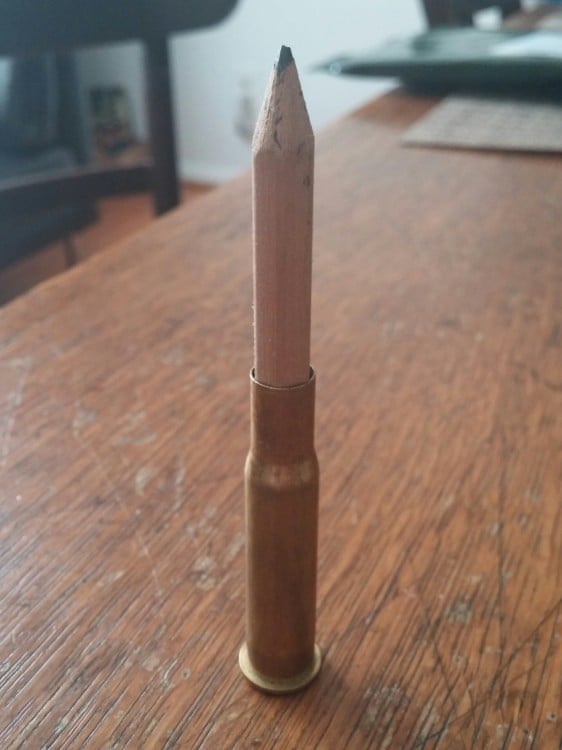 lápiz dentro de una bala 