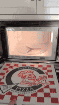 gif que muestra como encaja perfecto la caja de pizza en un microondas 
