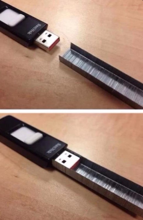 punta de una memoria USB dentro de una grapa 