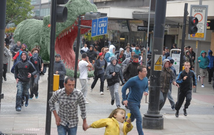 DINOSAURIO AHUYENTANDO A LA GENTE DE NEWYORK