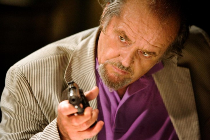 Jack Nicholson con un arma en la película "Los infiltrados" 