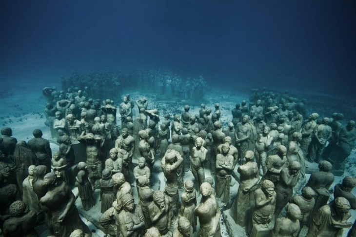 ESTATUAS DE LA GENTE EN CANCÚN, MÉXICO