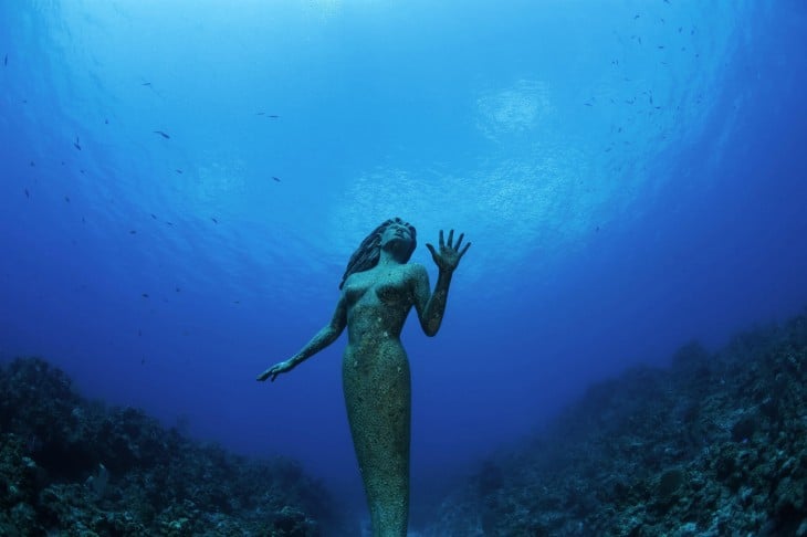 ESTATUA DE SIRENA QUE PESA 275 KILOS EN EL MAR DE CANCÚN MÉXICO