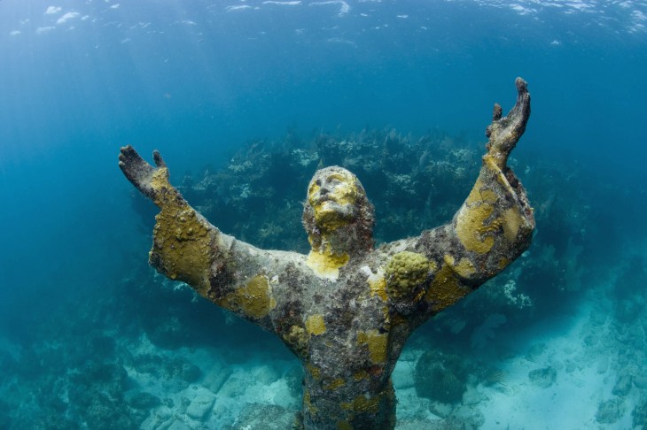 CRISTO LLENO DE ALGAS