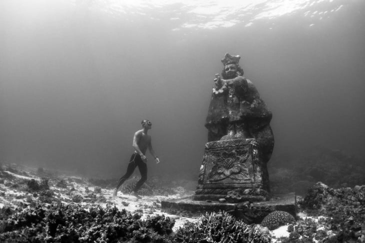 HOMBRE CON UNA IMAGEN DEL SANTO NIÑO