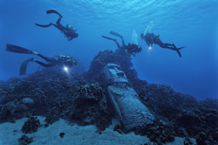 BUZOS LEVANTANDO LAS ESCULTURAS EN LAS BAHAMAS