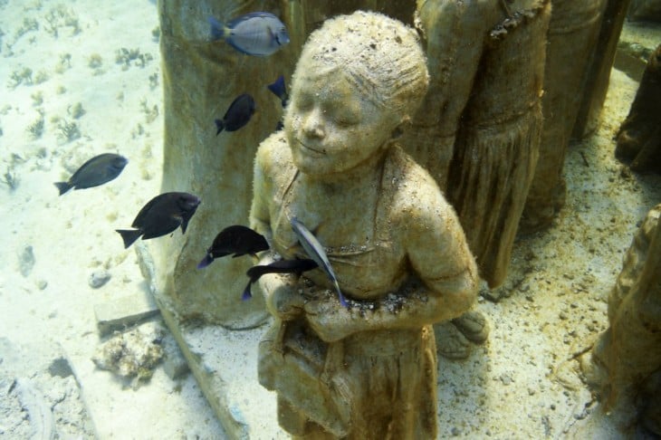 ESTATUA DE NIÑA KIGANDO CON LOS PECES 