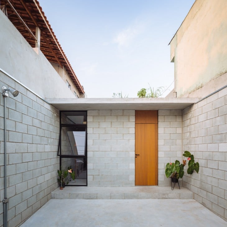 fachada de la casa remodelada de una mujer brasileña 