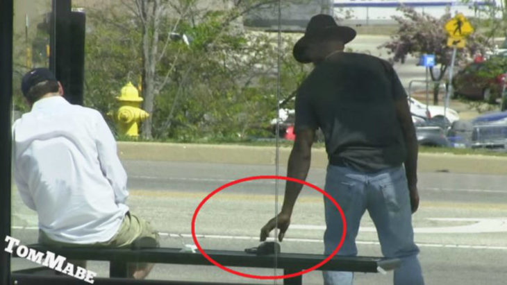 captura del video del hombre que se hizo el dormido y las personas le robaban el celular 