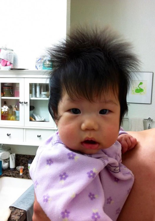 foto de una bebé con mucho cabello 