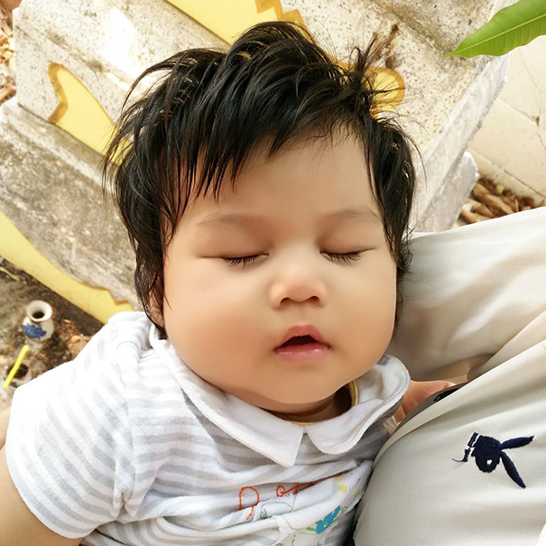 fotografía de una bebé dormida en los brazos de su mamá 