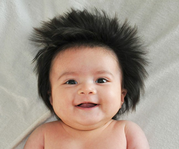 fotografía de un bebé acostado donde se le ve mucho el cabello 