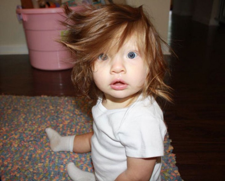 foto de un bebé de 10 meses con mucho pelo 