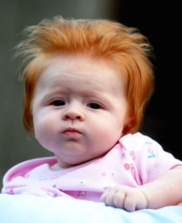 foto de una niña con mucho cabello pelirrojo 