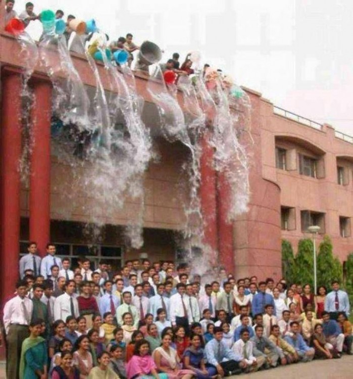 fotografía en donde unas personas vierten agua sobre otras 