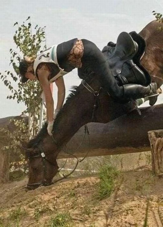 imagen de una mujer cayéndose con su caballo 